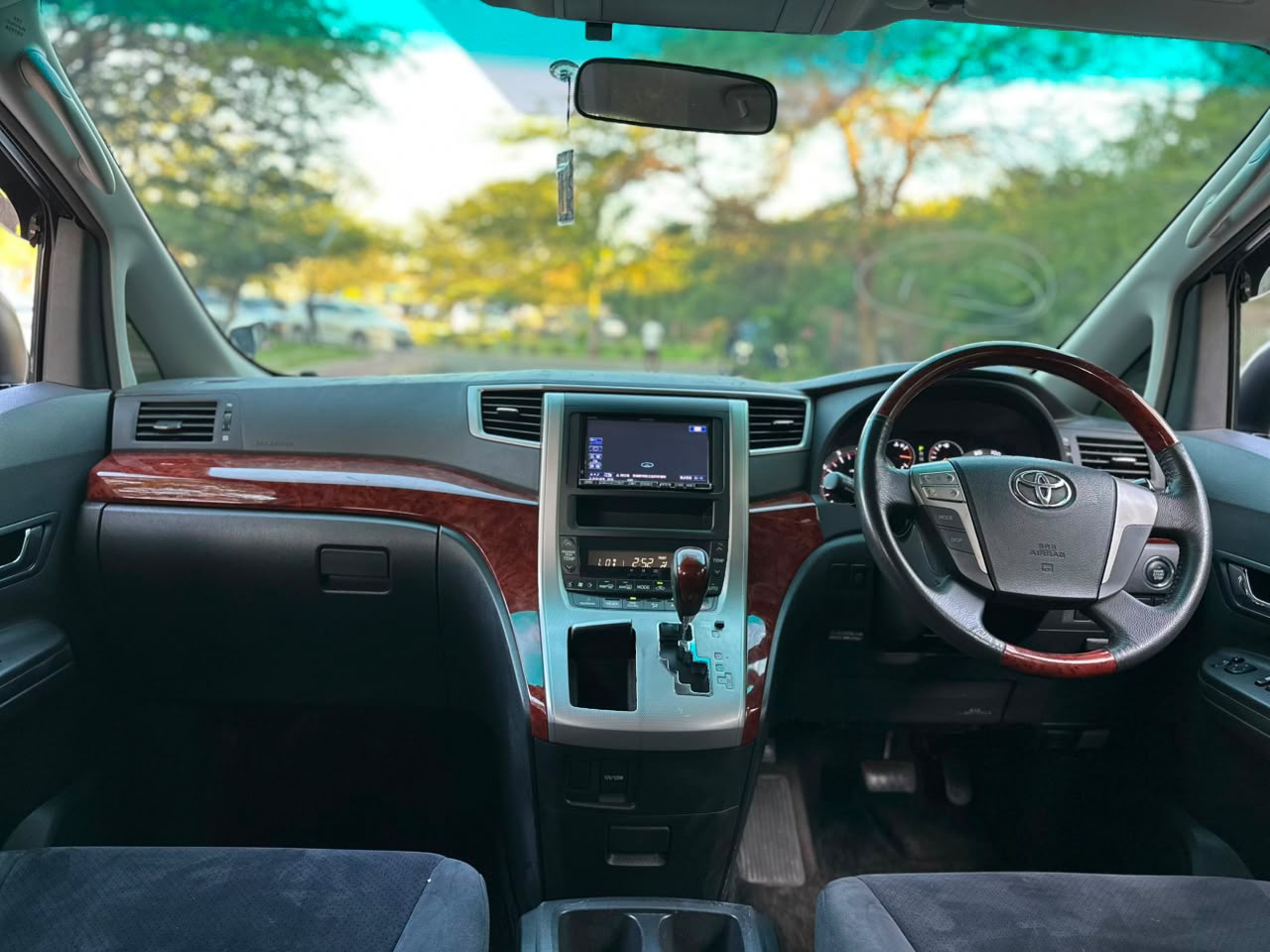 TOYOTA VELLFIRE thumbnail 5